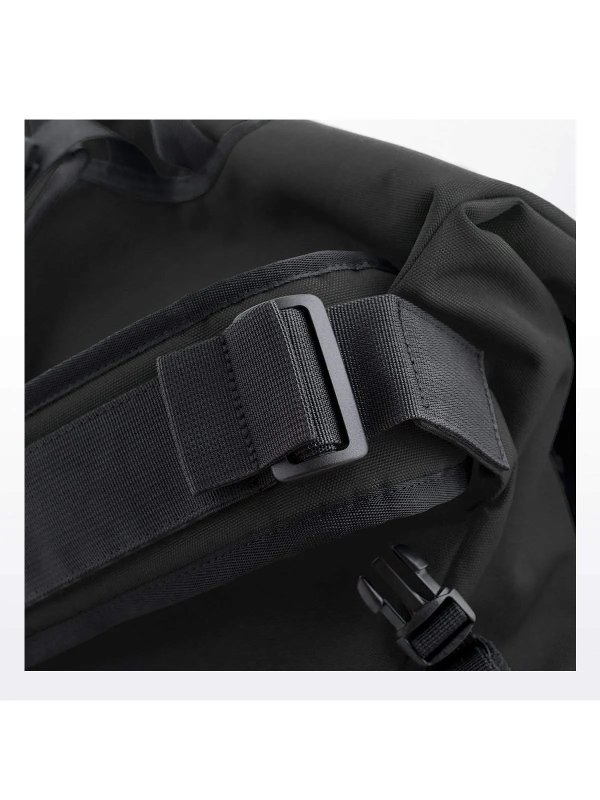 Life Behind Bars The Echelon M 32L Messenger Black