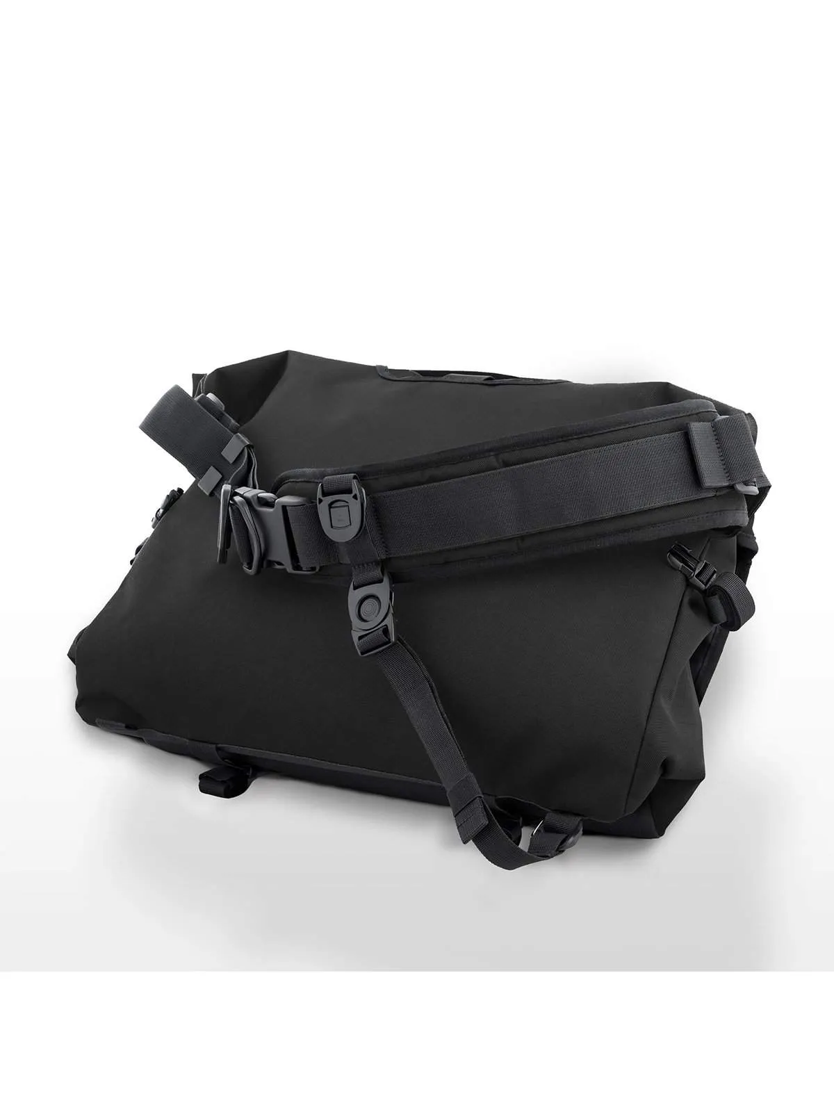 Life Behind Bars The Echelon M 32L Messenger Black