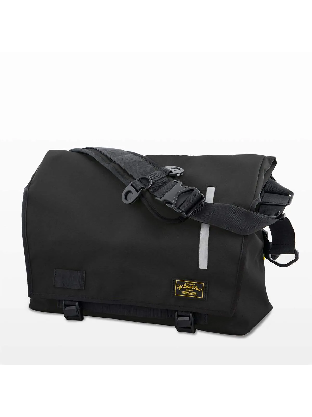 Life Behind Bars The Echelon M 32L Messenger Black